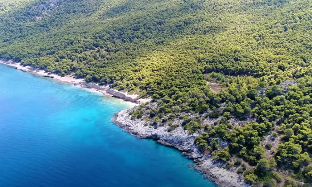 Αλκυόνη: Γνωρίστε τον πριβέ εξωτικό παράδεισο της Κορινθίας